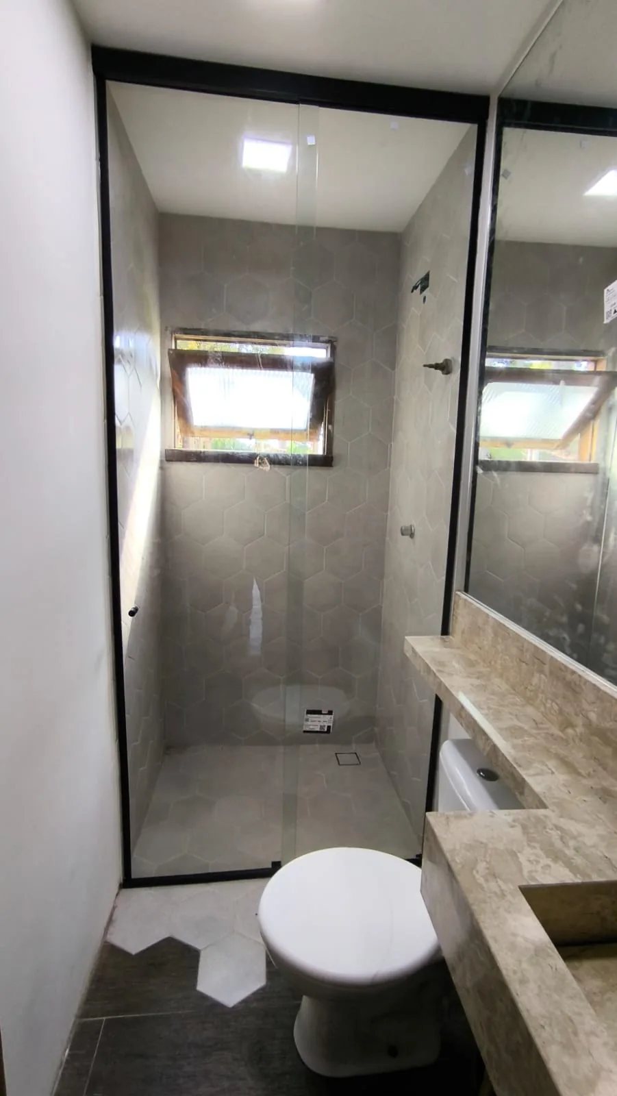 Banheiro com box de vidro instalado no Jardim Bela Vista