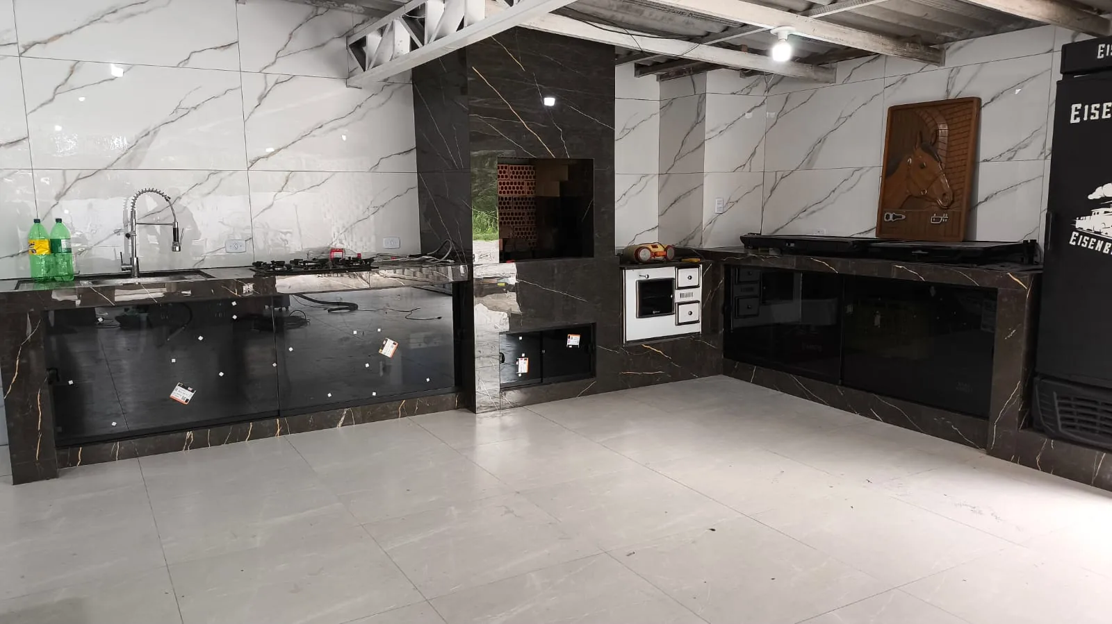 Ambiente interno com acabamento em vidro no Jardim Santa Mônica